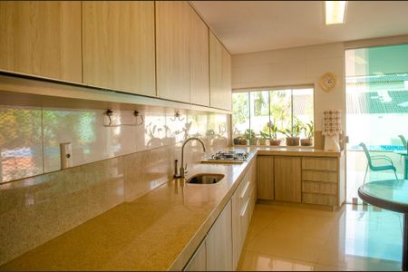 Casa de condomínio à venda com 280m², 5 quartos e 4 vagas Casa de condomínio à venda com 280m², 5 quartos e 4 vagasCozinha