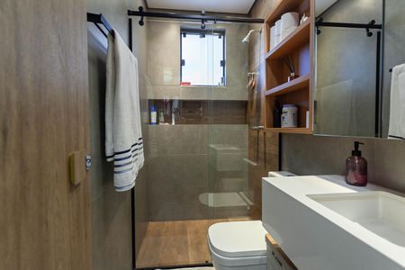 Banheiro da suíte 1 de casa à venda com 3 quartos, 430m² em Cândida Ferreira, Contagem