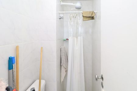 Banheiro de serviço de apartamento para alugar com 3 quartos, 130m² em Patamares, Salvador