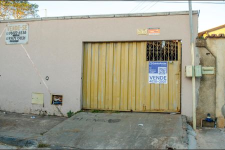 Fachada de casa à venda com 3 quartos, 90m² em Jardim Dom Fernando Ii, Goiânia