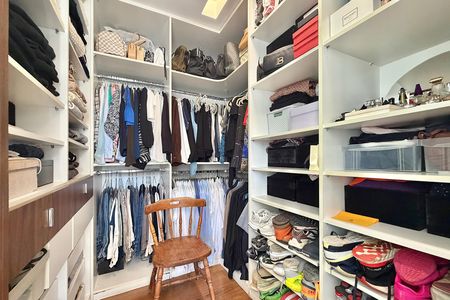 Apartamento à venda com 100m², 2 quartos e 3 vagas Apartamento à venda com 100m², 2 quartos e 3 vagasCloset