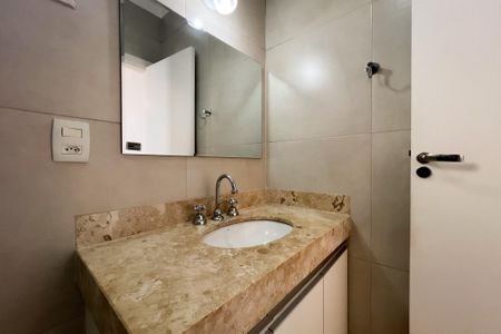 Casa de condomínio para alugar com 527m², 3 quartos e 2 vagasBanheiro da Suíte
