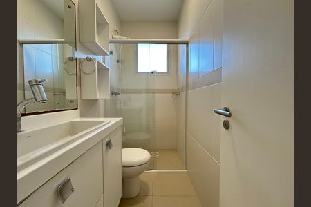 Banheiro suíte 1 de casa de condomínio para alugar com 3 quartos, 205m² em Sambaqui, Florianópolis