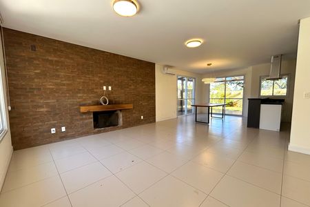 Sala de casa de condomínio para alugar com 3 quartos, 205m² em Sambaqui, Florianópolis