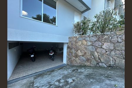 Garagem de casa de condomínio para alugar com 3 quartos, 205m² em Sambaqui, Florianópolis