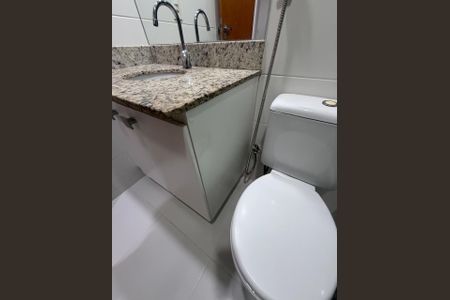 Banheiro de apartamento à venda com 1 quarto, 45m² em Itacoatiara, Niterói