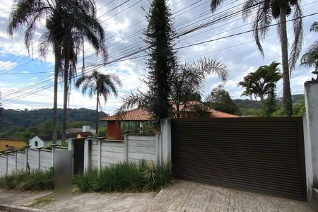 Casa de condomínio à venda com 245m², 4 quartos e 6 vagas Casa de condomínio à venda com 245m², 4 quartos e 6 vagasFachada