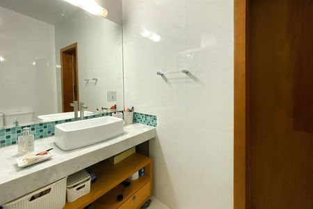 Casa de condomínio à venda com 245m², 4 quartos e 6 vagas Casa de condomínio à venda com 245m², 4 quartos e 6 vagasBanheiro da Suíte 1
