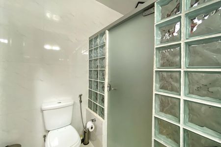 Casa de condomínio à venda com 245m², 4 quartos e 6 vagas Casa de condomínio à venda com 245m², 4 quartos e 6 vagasBanheiro da Suíte 1