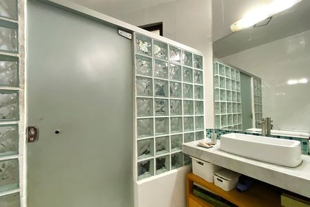 Casa de condomínio à venda com 245m², 4 quartos e 6 vagas Casa de condomínio à venda com 245m², 4 quartos e 6 vagasBanheiro da Suíte 1