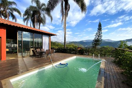 Casa de condomínio à venda com 245m², 4 quartos e 6 vagas Casa de condomínio à venda com 245m², 4 quartos e 6 vagasPiscina