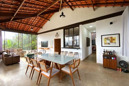 Casa de condomínio à venda com 245m², 4 quartos e 6 vagas Casa de condomínio à venda com 245m², 4 quartos e 6 vagasSala de Estar