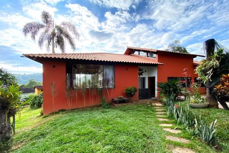 Casa de condomínio à venda com 245m², 4 quartos e 6 vagas Casa de condomínio à venda com 245m², 4 quartos e 6 vagasEntrada