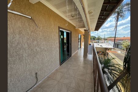 Casa à venda com 390m², 6 quartos e 7 vagas Casa à venda com 390m², 6 quartos e 7 vagasVaranda