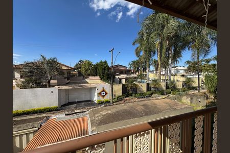 Vista de casa à venda com 6 quartos, 390m² em Conjunto 20, Brasília