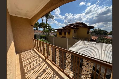 Casa à venda com 390m², 6 quartos e 7 vagas Casa à venda com 390m², 6 quartos e 7 vagasVaranda