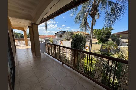 Casa à venda com 390m², 6 quartos e 7 vagas Casa à venda com 390m², 6 quartos e 7 vagasVaranda