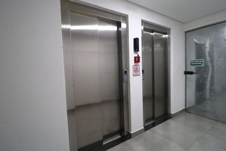 Elevadores de apartamento para alugar com 2 quartos, 45m² em Umuarama, Uberlândia