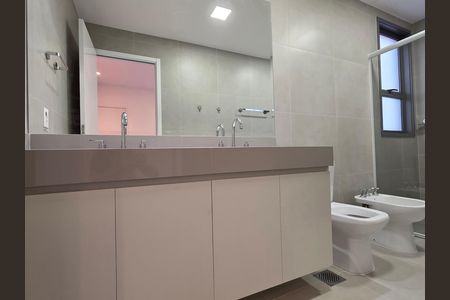 Banheiro de casa de condomínio para alugar com 3 quartos, 230m² em Tamboré, Barueri