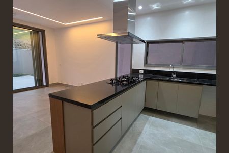 Casa de condomínio para alugar com 230m², 3 quartos e 2 vagasCozinha