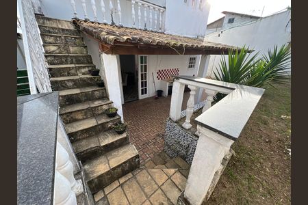 Casa para alugar com 280m², 2 quartos e 2 vagas Casa para alugar com 280m², 2 quartos e 2 vagasEscada de acesso
