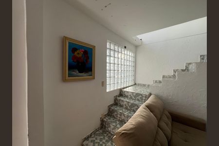 Casa para alugar com 360m², 4 quartos e 3 vagas Casa para alugar com 360m², 4 quartos e 3 vagasEscada Sala