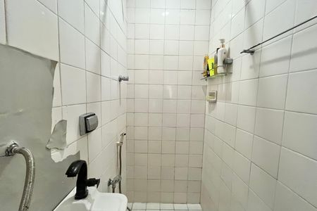 Banheiro de serviço de apartamento para alugar com 2 quartos, 80m² em Ipanema, Rio de Janeiro