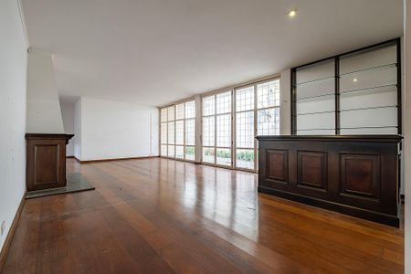 Sala de casa à venda com 3 quartos, 300m² em Alto de Pinheiros, São Paulo