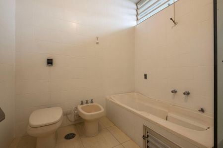 Banheiro de casa à venda com 3 quartos, 300m² em Alto de Pinheiros, São Paulo