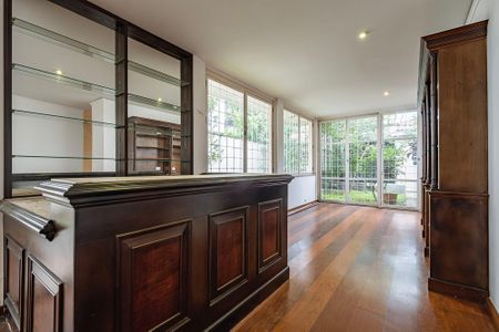 Sala de casa à venda com 3 quartos, 300m² em Alto de Pinheiros, São Paulo