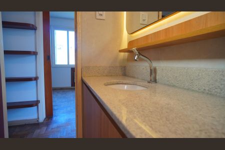 Banheiro  de apartamento para alugar com 2 quartos, 75m² em Auxiliadora, Porto Alegre