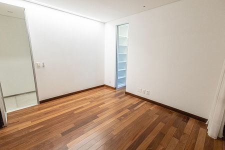 Apartamento à venda com 311m², 4 quartos e 4 vagas Apartamento à venda com 311m², 4 quartos e 4 vagasquarto 2 / suite e closet