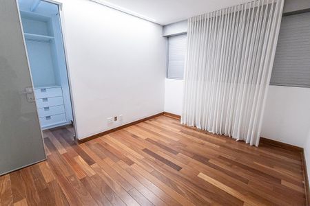 Apartamento à venda com 311m², 4 quartos e 4 vagas Apartamento à venda com 311m², 4 quartos e 4 vagasquarto 4 / suite e closet