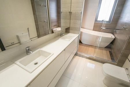 Apartamento à venda com 311m², 4 quartos e 4 vagas Apartamento à venda com 311m², 4 quartos e 4 vagassuite / banheira