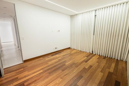 Apartamento à venda com 311m², 4 quartos e 4 vagas Apartamento à venda com 311m², 4 quartos e 4 vagasquarto 1 / suite e closet