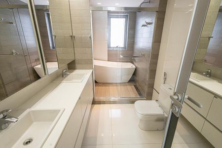 Apartamento à venda com 311m², 4 quartos e 4 vagas Apartamento à venda com 311m², 4 quartos e 4 vagassuite / banheira