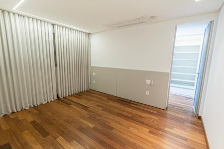 Apartamento à venda com 311m², 4 quartos e 4 vagas Apartamento à venda com 311m², 4 quartos e 4 vagasquarto 1 / suite e closet