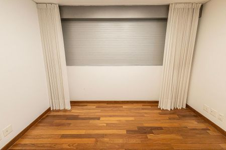 Apartamento à venda com 311m², 4 quartos e 4 vagas Apartamento à venda com 311m², 4 quartos e 4 vagasquarto 3 / suite e closet