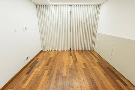 Apartamento à venda com 311m², 4 quartos e 4 vagas Apartamento à venda com 311m², 4 quartos e 4 vagasquarto 1 / suite e closet