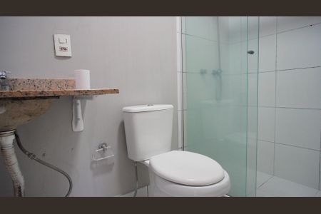 Banheiro suite 1 de apartamento para alugar com 3 quartos, 65m² em Humaitá, Porto Alegre