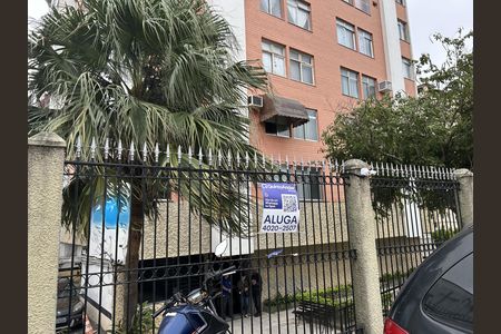 Fachada + placa de apartamento para alugar com 2 quartos, 73m² em Campinho, Rio de Janeiro