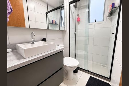 Banheiro de apartamento à venda com 2 quartos, 60m² em Olaria, Canoas