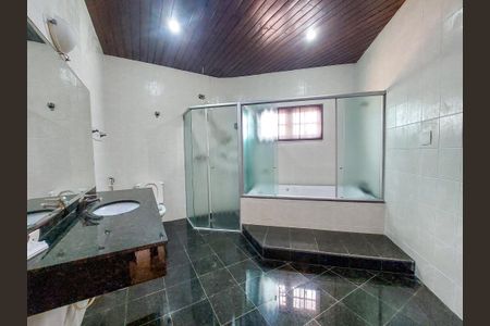 Banheiro da Suíte de casa de condomínio para alugar com 4 quartos, 400m² em Jardim Angela (zona Sul), São Paulo
