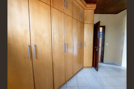 Casa de condomínio para alugar com 400m², 4 quartos e 4 vagas Casa de condomínio para alugar com 400m², 4 quartos e 4 vagasCloset da suíte