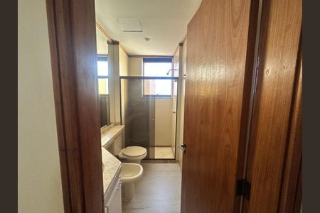 Banheiro social de apartamento para alugar com 1 quarto, 45m² em Savassi, Belo Horizonte