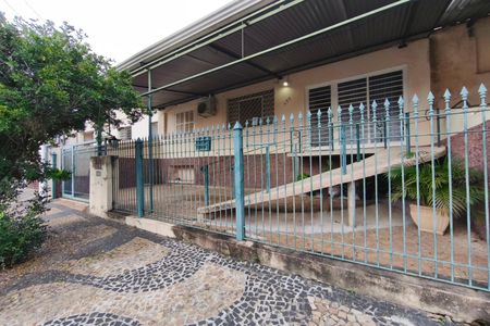 Casa à venda com 300m², 3 quartos e 2 vagas Casa à venda com 300m², 3 quartos e 2 vagasFachada