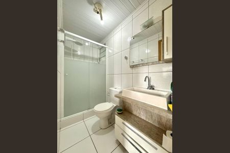 Banheiro de apartamento para alugar com 1 quarto, 41m² em São Sebastião, Porto Alegre