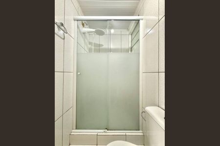 Banheiro de apartamento para alugar com 1 quarto, 41m² em São Sebastião, Porto Alegre