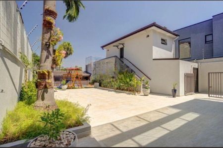 Casa à venda com 4 quartos, 350m² em Granja Julieta, São Paulo