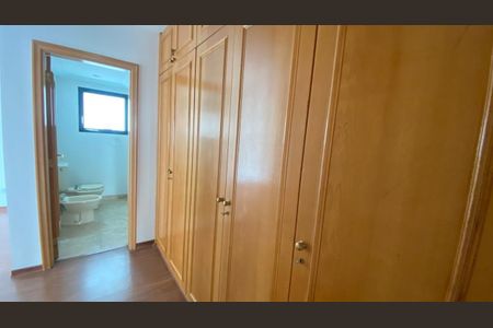 Apartamento para alugar com 202m², 4 quartos e 4 vagas